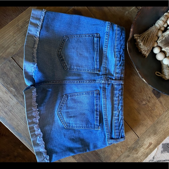 Shorts - Picture 2 of 6